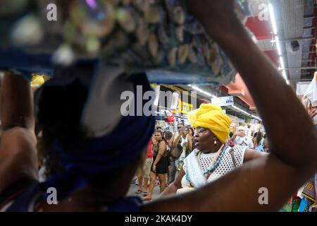 Bateau de charges religieuses avec offrandes à Yemanja pendant la fête de célébration à l'Orisha à Rio de Janeiro, Brésil sur 29 décembre 2016. Les passionnés d'umbanda et de candombla célèbrent Iemanjá, la reine de la mer. Dans la tradition des religions brésiliennes, de la teinte africaine, les fidèles font des offrandes pour demander une nouvelle année prospère. La fête d'Iemanjá organisée par Mercadão de Madureira prend une image d'environ 2 mètres de haut dans les rues de la ville en voiture. L'image quitte le Mercadão de Madureira et va jusqu'à Copacabana, où il y a une série de célébrations religieuses Banque D'Images