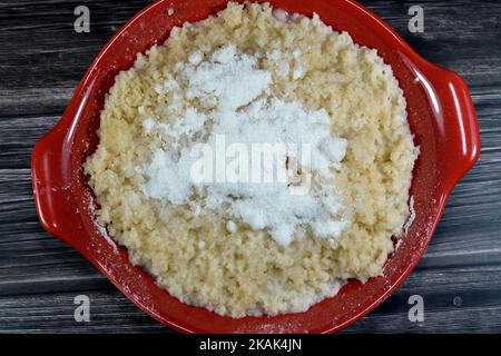 Plat de cuisine arabe de petits granules vapeur de blé dur roulé semolina appelé Koskosi, couscous, kusksi ou kseksu, populaire au Maroc, Algérie, Banque D'Images