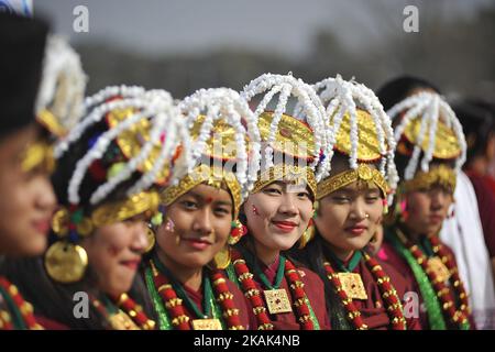 Une jeune fille de la communauté gurung népalaise sourit dans une tenue traditionnelle lors de la célébration de Tamu Losar ou Losar à Katmandou, au Népal, vendredi, 30 décembre 2016. Les gens de la communauté Gurung célèbrent cette année Tamu Losar ou Losar comme une nouvelle année de l'oiseau. (Photo de Narayan Maharajan/NurPhoto) *** Veuillez utiliser le crédit du champ de crédit *** Banque D'Images