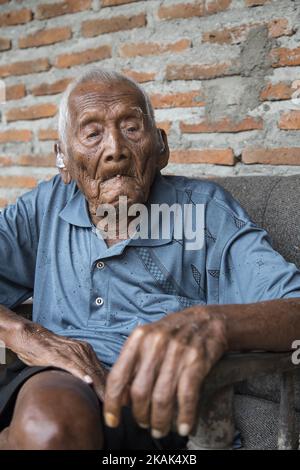 M. SODIMEJO connu sous le nom de Mbah Goto célèbre son anniversaire de 146 ans dans sa ville natale - Seragen, Central Java, le 31 décembre 2016. D'après son ID indonésien, Mbah Goto a documenté la naissance le 31 décembre 1870, si l'administration a raison, son âge est de 146 ans et a prétendu être l'homme le plus âgé sur terre. La célébration de l'anniversaire, organisée dans une humble situation, a été célébrée par son grand fils, M. SURYANTO, et son épouse, M. SUWARNI, avec leurs enfants, ERIKA KURNIAWATI et ANISA KURNIAWATI. (Photo par Donal Husni/NurPhoto) *** Veuillez utiliser le crédit du champ de crédit *** Banque D'Images