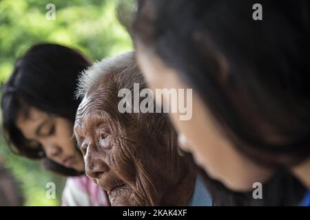 M. SODIMEJO connu sous le nom de Mbah Goto célèbre son anniversaire de 146 ans dans sa ville natale - Seragen, Central Java, le 31 décembre 2016. D'après son ID indonésien, Mbah Goto a documenté la naissance le 31 décembre 1870, si l'administration a raison, son âge est de 146 ans et a prétendu être l'homme le plus âgé sur terre. La célébration de l'anniversaire, organisée dans une humble situation, a été célébrée par son grand fils, M. SURYANTO, et son épouse, M. SUWARNI, avec leurs enfants, ERIKA KURNIAWATI et ANISA KURNIAWATI. (Photo par Donal Husni/NurPhoto) *** Veuillez utiliser le crédit du champ de crédit *** Banque D'Images