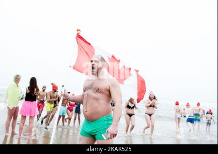 Chaque année, des dizaines de milliers de participants se baignent dans l'eau froide de la mer du Nord dans la plus grande plongée des pays-Bas qui se tient à la plage de Scheveningen, à la Haye, sur 1 janvier 2017. Cette tradition a commencé en 1960 quand un club de natation a décidé de commencer l'année fraîche avec un plongeon dans la mer. La plongée de la nouvelle année a reçu l'attention nationale après qu'une grande marque de soupe a décidé de la parrainer. À partir de ce moment, le nombre de participants et de lieux a augmenté chaque année. (Photo par Romy Arroyo Fernandez/NurPhoto) *** Veuillez utiliser le crédit du champ de crédit *** Banque D'Images