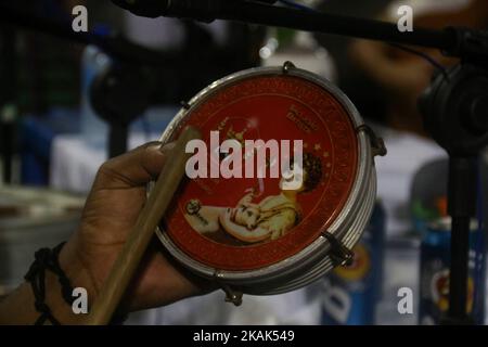 Samba fait partie de la culture Carioca et l'une des villes les plus traditionnelles des cercles de samba se produit à Pedra do Sal, où dans le passé, il y avait un marché d'esclaves. C'était aussi un point où les stevedores déchargeant le sel apporté des bateaux ancrés à proximité. En place ont rassemblé de grands musiciens de samba, qui est entré dans l'histoire de la musique brésilienne, comme Pixinguinha, Heitor dos Prazeres, Donga et João da Baiana. Actuellement, le lieu est un lieu touristique important dans la région portuaire de Rio et aussi un point de résistance culturelle, où la culture afro-brésilienne est présentée aux locaux et à tou Banque D'Images