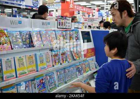 Les personnages du jeu Super Mario de Nintendo sont exposés dans un espace de jeux vidéo dans un magasin de détail dans le quartier d'Akihabara à Tokyo, Japon, 31 décembre 2016. (Photo de Hitoshi Yamada/NurPhoto) *** Veuillez utiliser le crédit du champ de crédit *** Banque D'Images