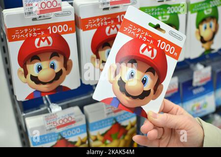 Les personnages du jeu Super Mario de Nintendo sont exposés dans un espace de jeux vidéo dans un magasin de détail dans le quartier d'Akihabara à Tokyo, Japon, 31 décembre 2016. (Photo de Hitoshi Yamada/NurPhoto) *** Veuillez utiliser le crédit du champ de crédit *** Banque D'Images