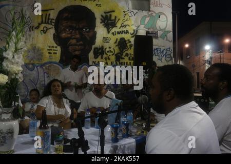 Samba fait partie de la culture Carioca et l'une des villes les plus traditionnelles des cercles de samba se produit à Pedra do Sal, où dans le passé, il y avait un marché d'esclaves. C'était aussi un point où les stevedores déchargeant le sel apporté des bateaux ancrés à proximité. En place ont rassemblé de grands musiciens de samba, qui est entré dans l'histoire de la musique brésilienne, comme Pixinguinha, Heitor dos Prazeres, Donga et João da Baiana. Actuellement, le lieu est un lieu touristique important dans la région portuaire de Rio et aussi un point de résistance culturelle, où la culture afro-brésilienne est présentée aux locaux et à tou Banque D'Images