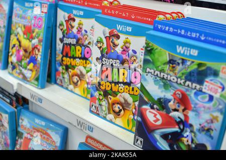 Les personnages du jeu Super Mario de Nintendo sont exposés dans un espace de jeux vidéo dans un magasin de détail dans le quartier d'Akihabara à Tokyo, Japon, 31 décembre 2016. (Photo de Hitoshi Yamada/NurPhoto) *** Veuillez utiliser le crédit du champ de crédit *** Banque D'Images