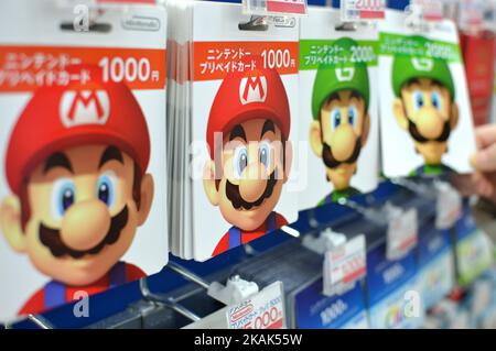 Les personnages du jeu Super Mario de Nintendo sont exposés dans un espace de jeux vidéo dans un magasin de détail dans le quartier d'Akihabara à Tokyo, Japon, 31 décembre 2016. (Photo de Hitoshi Yamada/NurPhoto) *** Veuillez utiliser le crédit du champ de crédit *** Banque D'Images