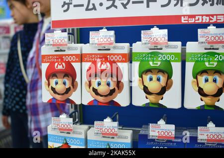 Les personnages du jeu Super Mario de Nintendo sont exposés dans un espace de jeux vidéo dans un magasin de détail dans le quartier d'Akihabara à Tokyo, Japon, 31 décembre 2016. (Photo de Hitoshi Yamada/NurPhoto) *** Veuillez utiliser le crédit du champ de crédit *** Banque D'Images