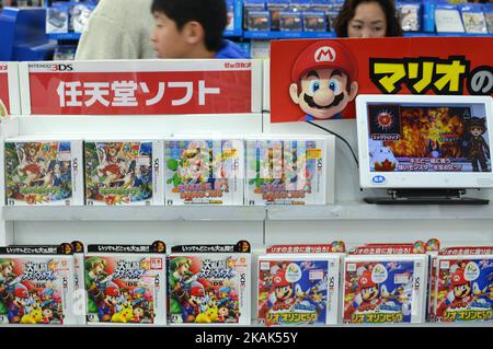 Les personnages du jeu Super Mario de Nintendo sont exposés dans un espace de jeux vidéo dans un magasin de détail dans le quartier d'Akihabara à Tokyo, Japon, 31 décembre 2016. (Photo de Hitoshi Yamada/NurPhoto) *** Veuillez utiliser le crédit du champ de crédit *** Banque D'Images