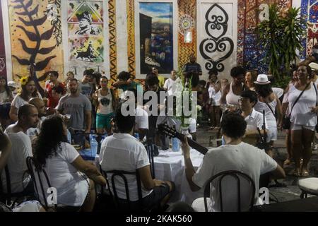 Samba fait partie de la culture Carioca et l'une des villes les plus traditionnelles des cercles de samba se produit à Pedra do Sal, où dans le passé, il y avait un marché d'esclaves. C'était aussi un point où les stevedores déchargeant le sel apporté des bateaux ancrés à proximité. En place ont rassemblé de grands musiciens de samba, qui est entré dans l'histoire de la musique brésilienne, comme Pixinguinha, Heitor dos Prazeres, Donga et João da Baiana. Actuellement, le lieu est un lieu touristique important dans la région portuaire de Rio et aussi un point de résistance culturelle, où la culture afro-brésilienne est présentée aux locaux et à tou Banque D'Images