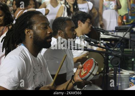 Samba fait partie de la culture Carioca et l'une des villes les plus traditionnelles des cercles de samba se produit à Pedra do Sal, où dans le passé, il y avait un marché d'esclaves. C'était aussi un point où les stevedores déchargeant le sel apporté des bateaux ancrés à proximité. En place ont rassemblé de grands musiciens de samba, qui est entré dans l'histoire de la musique brésilienne, comme Pixinguinha, Heitor dos Prazeres, Donga et João da Baiana. Actuellement, le lieu est un lieu touristique important dans la région portuaire de Rio et aussi un point de résistance culturelle, où la culture afro-brésilienne est présentée aux locaux et à tou Banque D'Images