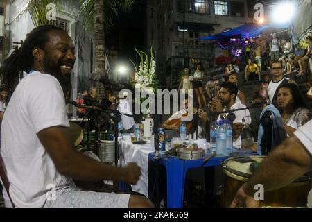 Samba fait partie de la culture Carioca et l'une des villes les plus traditionnelles des cercles de samba se produit à Pedra do Sal, où dans le passé, il y avait un marché d'esclaves. C'était aussi un point où les stevedores déchargeant le sel apporté des bateaux ancrés à proximité. En place ont rassemblé de grands musiciens de samba, qui est entré dans l'histoire de la musique brésilienne, comme Pixinguinha, Heitor dos Prazeres, Donga et João da Baiana. Actuellement, le lieu est un lieu touristique important dans la région portuaire de Rio et aussi un point de résistance culturelle, où la culture afro-brésilienne est présentée aux locaux et à tou Banque D'Images