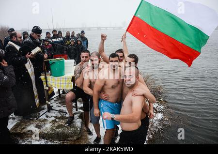 Fête de l'Epiphanie près de la frontière bulgare - turque pendant la bénédiction de la cérémonie de l'eau marquant le jour orthodoxe de l'Epiphanie, dans la ville frontalière bulgare de Svilengrad, à environ 280 kilomètres de la capitale de Sofia sur 6 janvier 2017. Des célébrations similaires pour la Journée de l'Epiphanie ont lieu dans tout le pays sur 06 janvier 2017 (photo de Hristo Rusev/NurPhoto) *** Veuillez utiliser le crédit du champ de crédit *** Banque D'Images