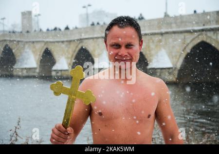 Après avoir sauvé la croix de la glace des eaux froides de la rivière Maritsa, Damyan Kostadinov a lancé un appel pour une paix de 2017 ans sans attaques terroristes ni guerres.célébration de la journée Epiphanie près de la frontière bulgare - turque lors de la bénédiction de la cérémonie de l'eau marquant le jour orthodoxe Epiphanie, Dans la ville frontalière bulgare de Svilengrad, à environ 280 kilomètres de la capitale de Sofia sur 6 janvier 2017. Des célébrations similaires pour la Journée de l'Epiphanie ont lieu dans tout le pays sur 06 janvier 2017 (photo de Hristo Rusev/NurPhoto) *** Veuillez utiliser le crédit du champ de crédit *** Banque D'Images