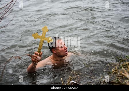 Après avoir sauvé la croix des eaux glacées du fleuve Maritsa, Damyan Kostadinov a lancé un appel pour un paisible 2017 ans sans attaques terroristes ni guerres. Fête de l'Epiphanie près de la frontière bulgare - turque pendant la bénédiction de la cérémonie de l'eau marquant le jour orthodoxe de l'Epiphanie, dans la ville frontalière bulgare de Svilengrad, à environ 280 kilomètres de la capitale de Sofia sur 6 janvier 2017. Des célébrations similaires pour la Journée de l'Epiphanie ont lieu dans tout le pays sur 06 janvier 2017 (photo de Hristo Rusev/NurPhoto) *** Veuillez utiliser le crédit du champ de crédit *** Banque D'Images