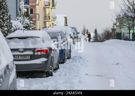 Les voitures couvertes de neige sont visibles. De fortes chutes de neige et des gelées frappent la ville de Gdansk, dans le nord de la Pologne, le 6 janvier 2017. Basse température proche de moins 10 degrés Celsius et la neige paralyse la circulation routière dans la région. (Photo de Michal Fludra/NurPhoto) *** Veuillez utiliser le crédit du champ de crédit *** Banque D'Images