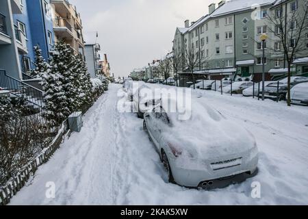 Les voitures couvertes de neige sont visibles. De fortes chutes de neige et des gelées frappent la ville de Gdansk, dans le nord de la Pologne, le 6 janvier 2017. Basse température proche de moins 10 degrés Celsius et la neige paralyse la circulation routière dans la région. (Photo de Michal Fludra/NurPhoto) *** Veuillez utiliser le crédit du champ de crédit *** Banque D'Images