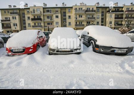 Les voitures couvertes de neige sont visibles. De fortes chutes de neige et des gelées frappent la ville de Gdansk, dans le nord de la Pologne, le 6 janvier 2017. Basse température proche de moins 10 degrés Celsius et la neige paralyse la circulation routière dans la région. (Photo de Michal Fludra/NurPhoto) *** Veuillez utiliser le crédit du champ de crédit *** Banque D'Images