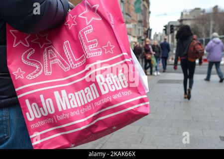 Une vue d'un sac « SALE » dans Grafton Street de Dublin avec comme début de la nouvelle année apporte avec elle toutes les ventes et les bonnes affaires de janvier. Le samedi 7 janvier 2017, Dublin, Irlande. Photo par Artur Widak *** Veuillez utiliser le crédit du champ de crédit *** Banque D'Images