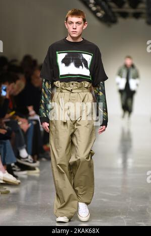 Un modèle descend la passerelle portant la collection Liam Hodges AW17 lors de la semaine de mode de vêtements pour hommes de Londres sur 6 janvier 2017 à Londres, au Royaume-Uni. (Photo de Karyn Louise/NurPhoto) *** Veuillez utiliser le crédit du champ de crédit *** Banque D'Images