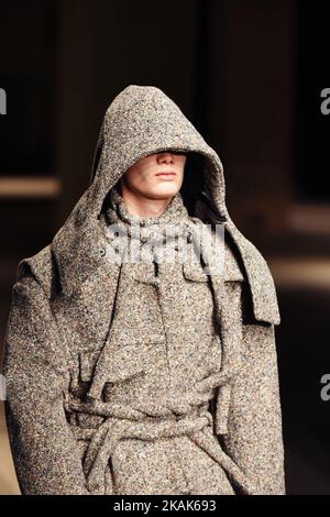 Un mannequin descend dans la passerelle en portant la collection AW17 de Craig Green lors de la semaine de la mode de vêtements pour hommes de Londres sur 6 janvier 2017 à Londres, au Royaume-Uni. (Photo de Karyn Louise/NurPhoto) *** Veuillez utiliser le crédit du champ de crédit *** Banque D'Images