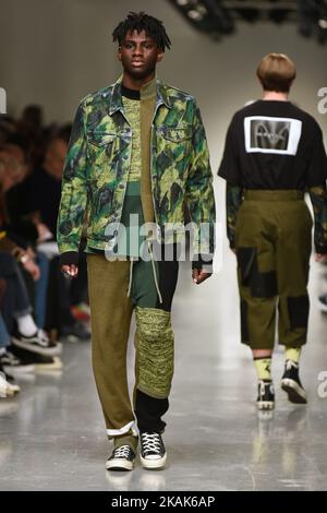 Un modèle descend la passerelle portant la collection Liam Hodges AW17 lors de la semaine de mode de vêtements pour hommes de Londres sur 6 janvier 2017 à Londres, au Royaume-Uni. (Photo de Karyn Louise/NurPhoto) *** Veuillez utiliser le crédit du champ de crédit *** Banque D'Images