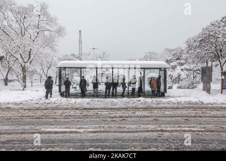 Les gens attendent les transports publics de fourrure lors d'une forte chute de neige à Istanbul, Turquie sur 9 janvier 2017. De fortes neiges ont blanchi Istanbul pour une troisième journée sur 9 janvier 2017, ce qui a entraîné l'annulation de centaines de vols et d'autres perturbations pour des milliers de voyageurs. (Photo par Emrah Oprukcu/NurPhoto) *** Veuillez utiliser le crédit du champ de crédit *** Banque D'Images