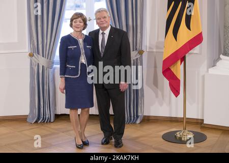 Le président allemand Joachim Gauck et sa partenaire Daniela Schadt sont photographiés lors de la réception du nouvel an au palais présidentiel de Bellevue à Berlin, en Allemagne, sur 10 janvier 2017. (Photo par Emmanuele Contini/NurPhoto) *** Veuillez utiliser le crédit du champ de crédit *** Banque D'Images