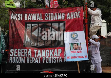 Des musulmans indonésiens assistent à une manifestation en dehors du tribunal pour protester contre le gouverneur de Jakarta, Basuki Tjahaja Purnama, également connu sous le nom d'Ahok, alors qu'il assiste à son procès en cours de blashème à Jakarta, en Indonésie, sur 10 janvier 2017. (Photo par Agues Rudianto/NurPhoto) *** Veuillez utiliser le crédit du champ de crédit *** Banque D'Images