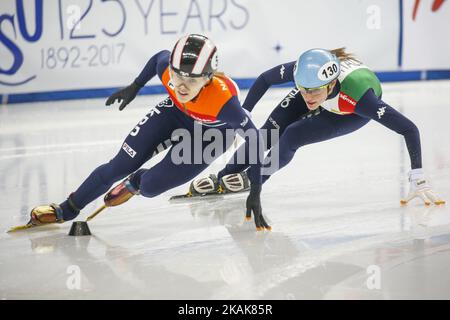 Martina Valcepina (ITA) (R), Rianne de Vries (NED) (L) - 500 m - Mesdames aux Championnats européens de patinage de vitesse sur piste courte de l'UIP 2017 à Turin, Italie, le 14 janvier 2017. (Photo de Mauro Ujetto/NurPhoto) *** Veuillez utiliser le crédit du champ de crédit *** Banque D'Images