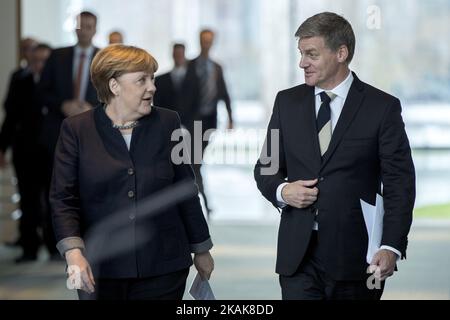 La chancelière allemande Angela Merkel et le Premier ministre néo-zélandais Bill English arrivent à une conférence de presse à la Chancellerie de Berlin, en Allemagne, sur 16 janvier 2017. (Photo par Emmanuele Contini/NurPhoto) *** Veuillez utiliser le crédit du champ de crédit *** Banque D'Images