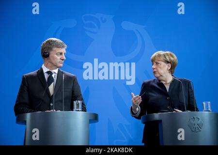 La chancelière allemande Angela Merkel et le Premier ministre néo-zélandais Bill English sont photographiés lors d'une conférence de presse à la Chancellerie de Berlin, en Allemagne, sur 16 janvier 2017. (Photo par Emmanuele Contini/NurPhoto) *** Veuillez utiliser le crédit du champ de crédit *** Banque D'Images