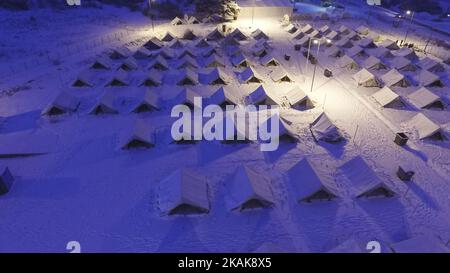 Camp de réfugiés de Vagiohori provenant d'un drone. Le 11 janvier 2017, le gouvernement grec a transféré les réfugiés du camp de Vagiohori, qui est contenu dans des tentes d'été sans isolation, sans électricité dans les tentes et sans chauffage. Ils les ont déplacés dans les bons hôtels. Bien que 19 réfugiés / migrants y soient restés car ils n'ont pas fait confiance au gouvernement car ils ont été affraid que la volonté sera déportée de nouveau en Turquie. Le camp est dirigé par l'armée grecque, le HCR et quelques volontaires. (Photo de Nicolas Economou/NurPhoto) *** Veuillez utiliser le crédit du champ de crédit *** Banque D'Images