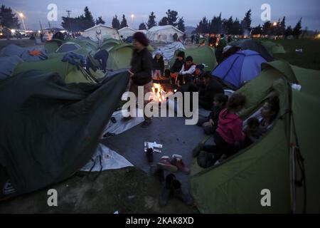 Les réfugiés et les migrants tentent de se réchauffer par des incendies dans le camp de fortune d'Idomeni, Grèce, février 2016. Ils utilisent tout pour soutenir le feu, même les plastiques, créant une atmosphère terrible et toxique. Les réfugiés sont bloqués à la frontière, car le passage de chemin de fer illégal est fermé. Depuis 2014, les réfugiés de Syrie, d'Irak, mais aussi d'Afghanistan, du Pakistan et d'autres pays du Moyen-Orient, ont commencé à affluer vers Idomeni afin de traverser les frontières grecques et d'entrer dans l'ARYM / République de Macédoine. Cette dernière et la Serbie au nord sont toutes deux en dehors de l'espace Schengen, c'est pourquoi le refus Banque D'Images