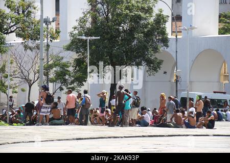 Les habitants de la rue ont la queue pour recevoir des dons dans un endroit touristique de Rio de Janeiro. Les données publiées par l'hôtel de ville indiquent qu'il y a 14 279 sans-abri dans la ville de Rio de Janeiro. Ce nombre est 3 fois plus élevé que les données publiées en 2013. Avec l'aggravation de la crise économique et politique au Brésil, beaucoup de gens ne sont plus en mesure de soutenir leurs maisons et vivent dans la rue, vivent dans les almes et les dons. Dans l'après-midi de lundi, 16 janvier 2017, des dizaines de sans-abri attendaient de recevoir de la nourriture donnée par l'Église catholique dans les environs d'Arcos da Lapa, l'une des principales Banque D'Images