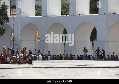 Les habitants de la rue ont la queue pour recevoir des dons dans un endroit touristique de Rio de Janeiro. Les données publiées par l'hôtel de ville indiquent qu'il y a 14 279 sans-abri dans la ville de Rio de Janeiro. Ce nombre est 3 fois plus élevé que les données publiées en 2013. Avec l'aggravation de la crise économique et politique au Brésil, beaucoup de gens ne sont plus en mesure de soutenir leurs maisons et vivent dans la rue, vivent dans les almes et les dons. Dans l'après-midi de lundi, 16 janvier 2017, des dizaines de sans-abri attendaient de recevoir de la nourriture donnée par l'Église catholique dans les environs d'Arcos da Lapa, l'une des principales Banque D'Images