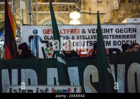 Le mouvement D'extrême droite PEGIDA (Européens patriotes contre l'islamisation de l'Occident) a tenu son rassemblement hebdomadaire à Munich, en Allemagne, le 17 janvier 2017. Plusieurs centaines de personnes ont manifesté contre le rallye de la Marienplatz. Un groupe de militants du parti d'extrême droite 'Der III Weg a rejoint la démonstration DE PEGIDA. (Photo de David Speier/NurPhoto) *** Veuillez utiliser le crédit du champ de crédit *** Banque D'Images