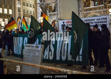 Le mouvement D'extrême droite PEGIDA (Européens patriotes contre l'islamisation de l'Occident) a tenu son rassemblement hebdomadaire à Munich, en Allemagne, le 17 janvier 2017. Plusieurs centaines de personnes ont manifesté contre le rallye de la Marienplatz. Un groupe de militants du parti d'extrême droite 'Der III Weg a rejoint la démonstration DE PEGIDA. (Photo de David Speier/NurPhoto) *** Veuillez utiliser le crédit du champ de crédit *** Banque D'Images