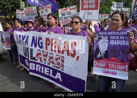 Les manifestants tiennent des pancartes lors d'un rassemblement contre l'investiture du président élu des États-Unis Donald Trump à l'ambassade des États-Unis à Manille, Philippines, vendredi, 20 janvier 2017. Pour protester contre l'inauguration du président élu des États-Unis Donald Trump, les manifestants ont organisé un rassemblement à l'ambassade des États-Unis pour demander le retrait des troupes américaines aux Philippines (photo de Richard James Mendoza/Nuraza photo) *** Veuillez utiliser le crédit de Credit Field *** Banque D'Images