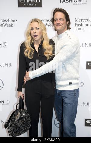 Jenny Elvers et Steffen van der Beeck assistent au salon Riani lors de la Mercedes-Benz Fashion week Berlin A/W 2017 à Kaufhaus Jandorf à Berlin, Allemagne sur 17 janvier 2017. (Photo par Emmanuele Contini/NurPhoto) *** Veuillez utiliser le crédit du champ de crédit *** Banque D'Images