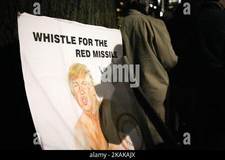 Des militants assistent au rassemblement « We Stand United » à la veille de l'inauguration du président américain élu Donald rump devant l'hôtel et la tour internationaux de Trump à New York sur 19 janvier 2017 à New York. Le soir précédant l inauguration de Trumpl, le maire de New York, Bill de Blasio, le révérend Al Sharpton, Mark Ruffalo, Michael Moore, Shailene Woodley, Rosie Perez et Alec Baldwin se joignent à des représentants élus, à des groupes communautaires et à des organisations, ainsi qu'à des milliers de New-Yorkais à l'extérieur de l'hôtel et de la tour internationaux de Trump, près de Columbus Circle, à 6 h 00, pour se réunir et envoyer un message au président élu Trump et Cong Banque D'Images