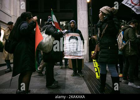 Des militants assistent au rassemblement « We Stand United » à la veille de l'inauguration du président américain élu Donald rump devant l'hôtel et la tour internationaux de Trump à New York sur 19 janvier 2017 à New York. Le soir précédant l inauguration de Trumpl, le maire de New York, Bill de Blasio, le révérend Al Sharpton, Mark Ruffalo, Michael Moore, Shailene Woodley, Rosie Perez et Alec Baldwin se joignent à des représentants élus, à des groupes communautaires et à des organisations, ainsi qu'à des milliers de New-Yorkais à l'extérieur de l'hôtel et de la tour internationaux de Trump, près de Columbus Circle, à 6 h 00, pour se réunir et envoyer un message au président élu Trump et Cong Banque D'Images