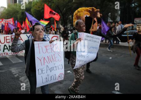 Des manifestants portant des masques d'Hillary Clinton et de l'ancien président Barack Obama tient une marionnette du président américain Donald Trump dans les rues de Mexico le 20 janvier 2017. Donald Trump est devenu le président des États-Unis en 45th le vendredi 20 2017 janvier, en raison d'une appréhension au Mexique à l'égard de ses précédents commentaires sur le Mexique et de sa promesse de construire un mur frontalier pour arrêter les migrations. (Photo par Emilio Espejel/NurPhoto) *** Veuillez utiliser le crédit du champ de crédit *** Banque D'Images