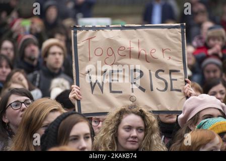 Steph Pike, membre de l'Assemblée du peuple de Manchester, s'exprime lors d'une manifestation de 'Stop Trump' le samedi 21 janvier 2017 à Manchester, au Royaume-Uni. La manifestation, qui s'est produite en solidarité avec d'autres manifestations dans d'autres villes, a appelé au changement de POTUS par rapport au président Trump le lendemain de l'investiture du président Trump. (Photo de Jonathan Nicholson/NurPhoto) *** Veuillez utiliser le crédit du champ de crédit *** Banque D'Images