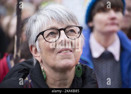 Julie Ward, députée européenne du Parlement européen pour l'Angleterre du Nord-Ouest, membre des comités du Parlement européen sur la culture et l'éducation, les droits de la femme et l'égalité des sexes et le développement régional et poète, participe à une manifestation "Top Trump" le samedi 21 janvier 2017 à Manchester, au Royaume-Uni. La manifestation, qui s'est produite en solidarité avec d'autres manifestations dans d'autres villes, a appelé à un changement de point de vue du président Trump le lendemain de l'investiture du président Trump. (Photo de Jonathan Nicholson/NurPhoto) *** Veuillez utiliser le crédit du champ de crédit *** Banque D'Images