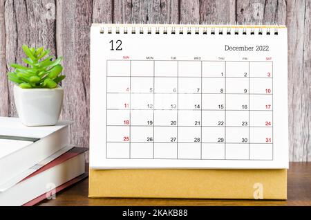 Décembre 2022 Calendrier mensuel de bureau pour 2022 ans avec les livres sur table en bois. Banque D'Images