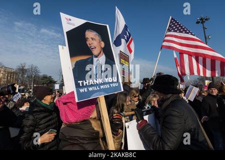 Un démonstrateur porte un panneau mettant en vedette l'ancien président américain Barack Obama lors d'un rassemblement en solidarité avec les partisans de la Marche des femmes à Washington et de nombreuses autres villes sur 21 janvier 2017 devant la Tour Eiffel à Paris, Un jour après l'investiture du président américain Donald Trump. Des rassemblements de protestation ont eu lieu dans plus de 30 pays à travers le monde en solidarité avec la marche des femmes de Washington pour la défense de la liberté de la presse, des femmes et des droits de l'homme après l'inauguration officielle de Donald J Trump en tant que Président des États-Unis d'Amérique en 45th. (Photo de Julien Mattia/ Banque D'Images