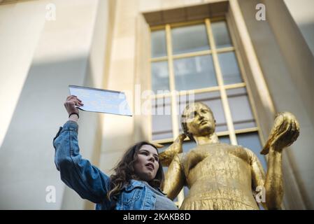 Une jeune femme avec un signe de lecture: Je suis une femme (je suis une femme). Près de 6 000 personnes - une majorité de femmes - sont descendues dans les rues de Paris pour manifester contre l'élection de Trump et pour défendre les droits des femmes. Des marches similaires ont été organisées dans plus de 70 villes dans le monde entier. Paris, France, le 21 janvier 2017. (Photo de Jan Schmidt-Whitley/NurPhoto) *** Veuillez utiliser le crédit du champ de crédit *** Banque D'Images