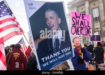 Un démonstrateur porte un panneau mettant en vedette l'ancien président américain Barack Obama lors d'un rassemblement en solidarité avec les partisans de la Marche des femmes à Washington et de nombreuses autres villes sur 21 janvier 2017 devant la Tour Eiffel à Paris, Un jour après l'investiture du président américain Donald Trump. Des rassemblements de protestation ont eu lieu dans plus de 30 pays à travers le monde en solidarité avec la marche des femmes de Washington pour la défense de la liberté de la presse, des femmes et des droits de l'homme après l'inauguration officielle de Donald J Trump en tant que Président des États-Unis d'Amérique en 45th. (Photo de Julien Mattia/ Banque D'Images